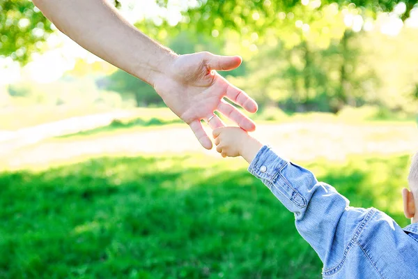 Genitore Tiene Mano Bambino Piccolo Cammina — Foto Stock