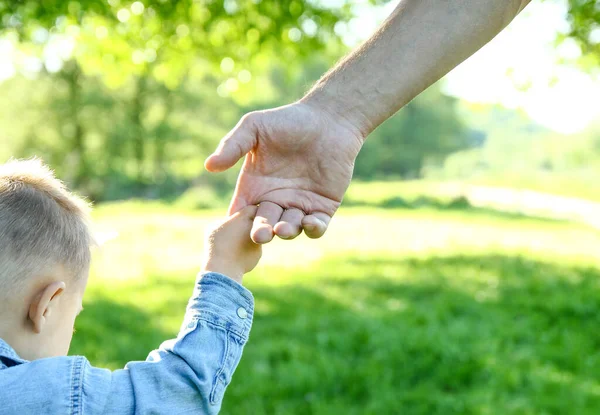 Genitore Tiene Mano Bambino Piccolo Cammina — Foto Stock