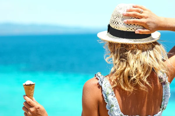 Mädchen Mit Hut Und Eis Meer — Stockfoto