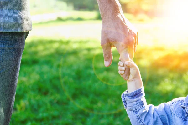 Genitore Tiene Mano Bambino Piccolo Cammina — Foto Stock