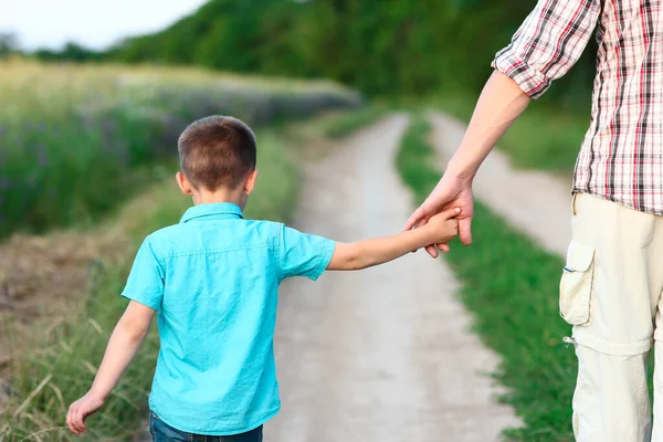 Padre Sostiene Mano Niño Pequeño —  Fotos de Stock