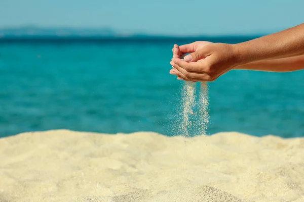 Mão Feminina Derrama Areia Praia — Fotografia de Stock