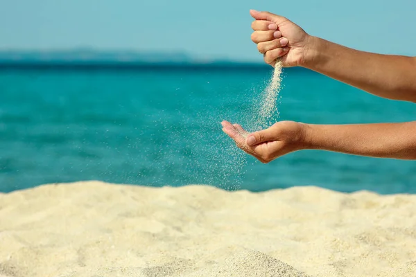 Weibliche Hand Schüttet Sand Die Küste — Stockfoto