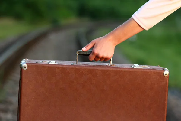 Giovane Mano Ragazza Con Una Valigia Ferrovia — Foto Stock