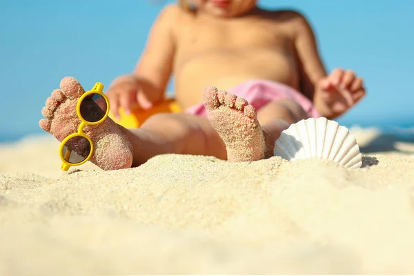 Stopy Małego Dziecka Bawić Się Plaży Brzegu Morza — Zdjęcie stockowe