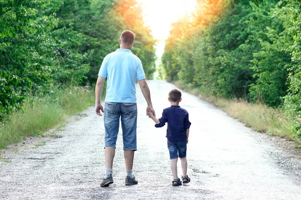 Счастливые Отец Сын Отправляются Путь — стоковое фото