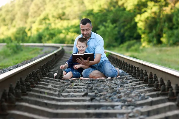 Счастливый Отец Ребенком Читает Библию Железной Дороге — стоковое фото