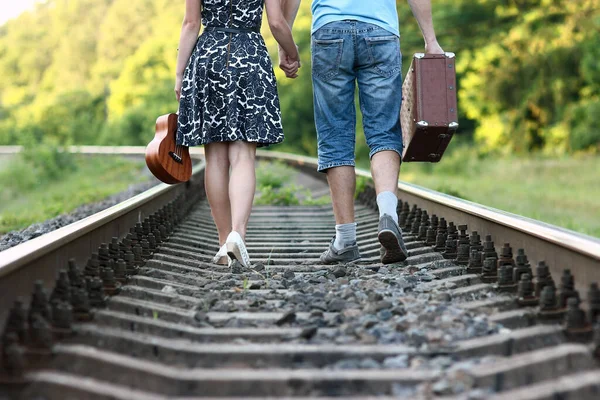 Jovem Casal Com Mala Estrada Ferro — Fotografia de Stock