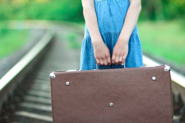 Demiryolunda bavullu genç bir kız.