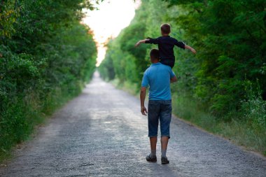Mutlu baba ve oğul yola koyulun.