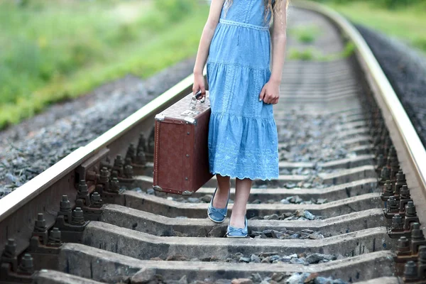 小女孩手提着手提箱在铁路上 — 图库照片