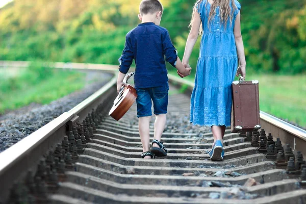 Bambini Felici Piedi Sulla Ferrovia — Foto Stock