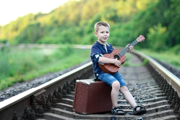 電車の中でギターを持つ幸せな男の子 — ストック写真