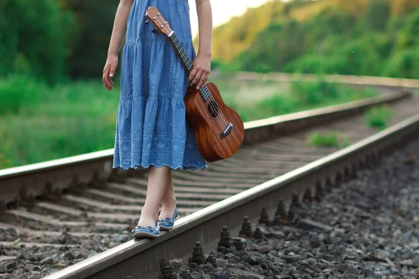 鉄道旅行でギタースーツケースを着た女の子 — ストック写真