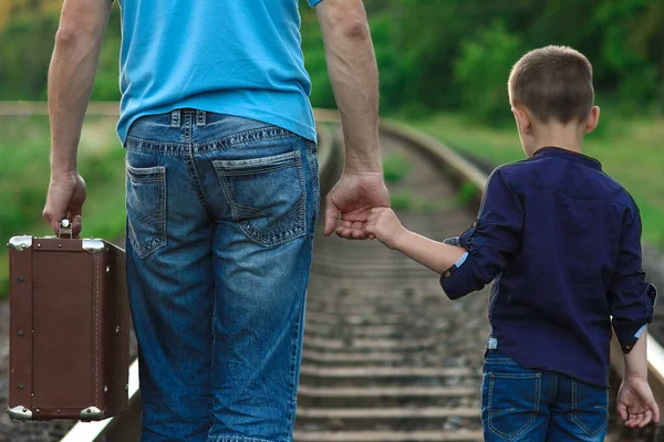 Padre Con Hijo Caminar Ferrocarril —  Fotos de Stock
