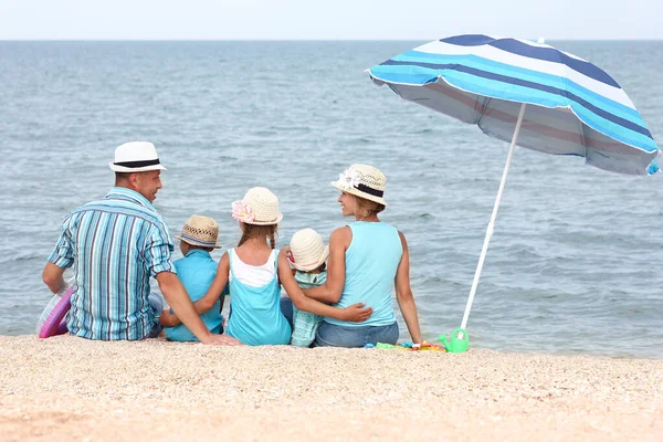 Lycklig Familj Leker Vid Havet Stranden Sanden Bakgrund — Stockfoto