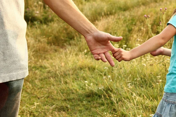 Hände Von Eltern Und Kind Der Natur — Stockfoto