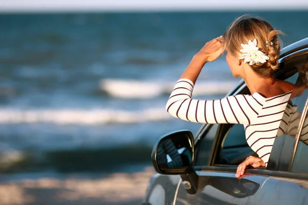 Szczęśliwa Dziewczyna Samochodzie Nad Morzem Przyrodzie Wakacjach Podróży — Zdjęcie stockowe