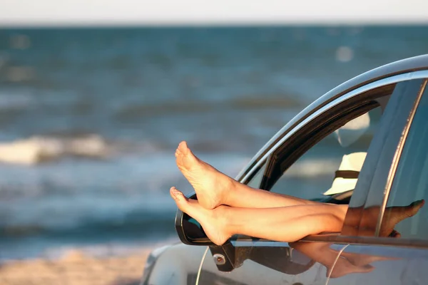 Glückliches Mädchen Auto Meer Der Natur Auf Urlaubsreise — Stockfoto