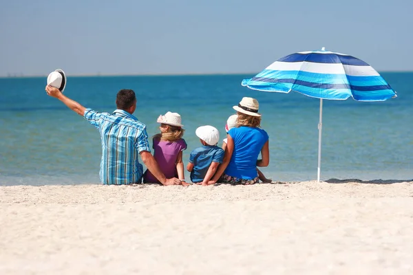 Joyeux Famille Sur Plage Avec Parasol — Photo