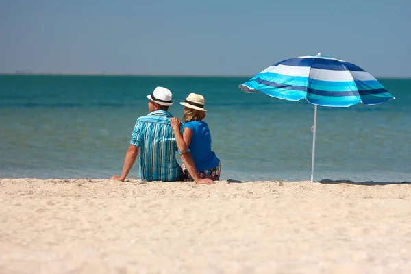 Paar Verliefd Het Strand Buurt Van Zee — Stockfoto