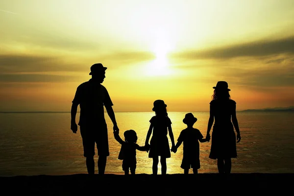 Glückliche Familiensilhouette Bei Sonnenuntergang Meer — Stockfoto