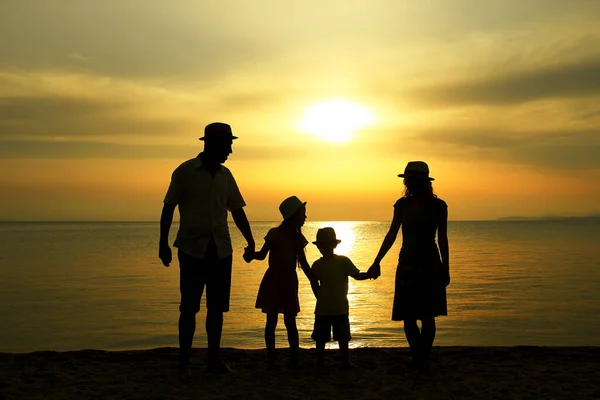 Mutlu Aile Silueti Deniz Kenarında Gün Batımında — Stok fotoğraf