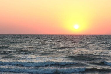 Deniz yansıması olan güzel bir gün batımı.