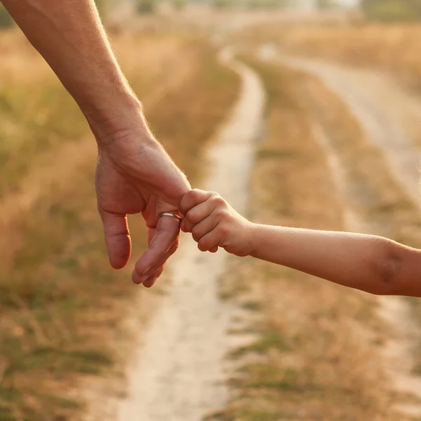Rodzic Trzyma Rękę Małe Dziecko — Zdjęcie stockowe