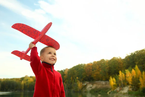 可爱的男孩玩飞机 — 图库照片