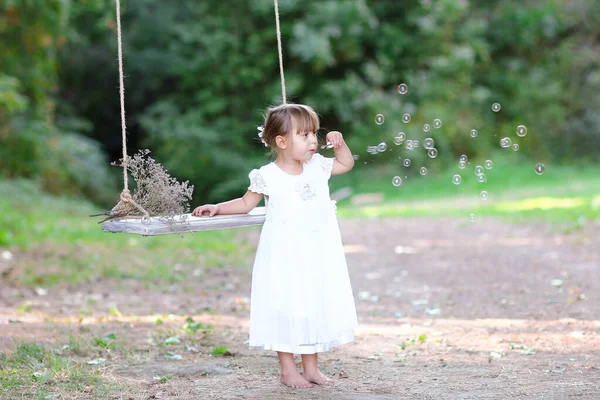 Feliz Niña Con Burbujas Jabón — Foto de Stock