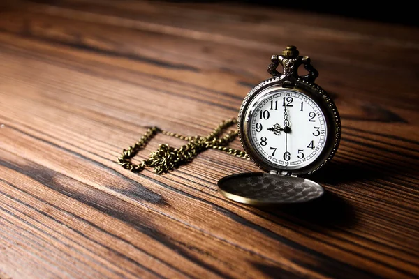 Reloj Bolsillo Sobre Fondo Madera —  Fotos de Stock