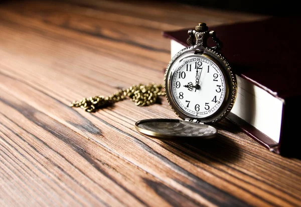 Zakhorloge Met Boek Achtergrond — Stockfoto