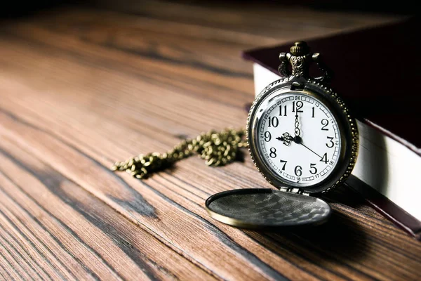 Reloj Bolsillo Con Fondo Libro — Foto de Stock