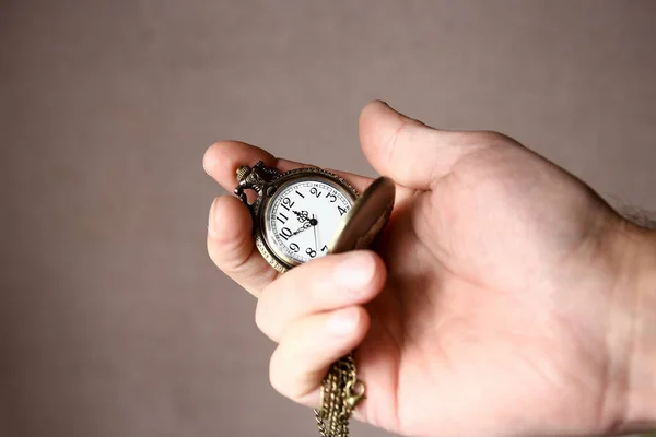 Zegarek Kieszonkowy Rękach Mężczyzny — Zdjęcie stockowe