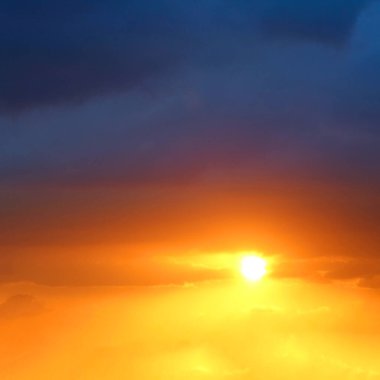 Akşam günbatımı turuncu ve mavi bulutlar