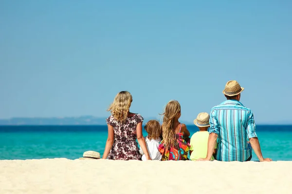 Felice Gioco Famiglia Sulla Spiaggia — Foto Stock