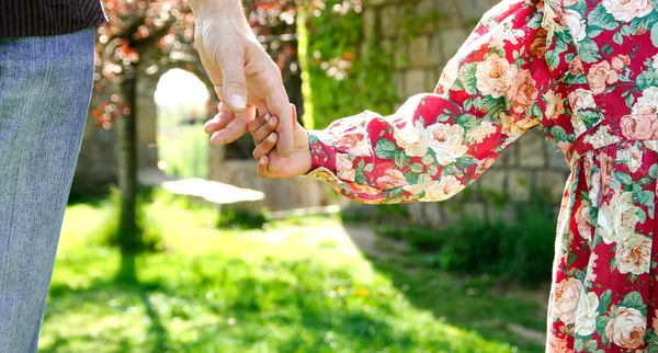 Ouder Houdt Hand Van Een Klein Kind Lopen — Stockfoto