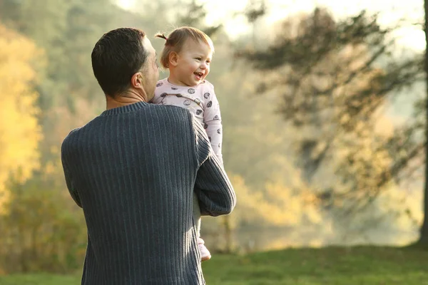 自然界の父と小さな幸せな娘 — ストック写真