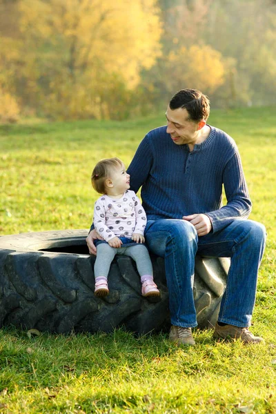 Far Och Liten Lycklig Dotter Naturen — Stockfoto