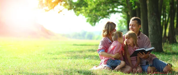 Mutlu Aile Parkın Dışında — Stok fotoğraf