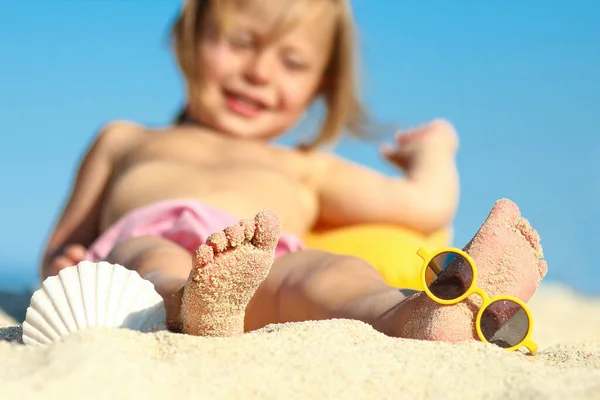 Foots Del Bambino Piccolo Gioca Sulla Spiaggia Litoranea — Foto Stock