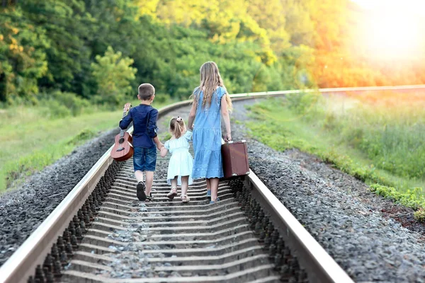 Crianças Felizes Caminham Ferrovia — Fotografia de Stock