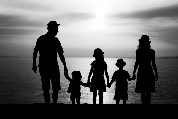 Glückliche Familiensilhouette Bei Sonnenuntergang Meer — Stockfoto