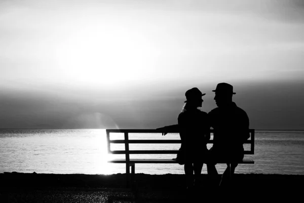 Silueta Una Feliz Pareja Amorosa Atardecer Banco Orilla Del Mar — Foto de Stock