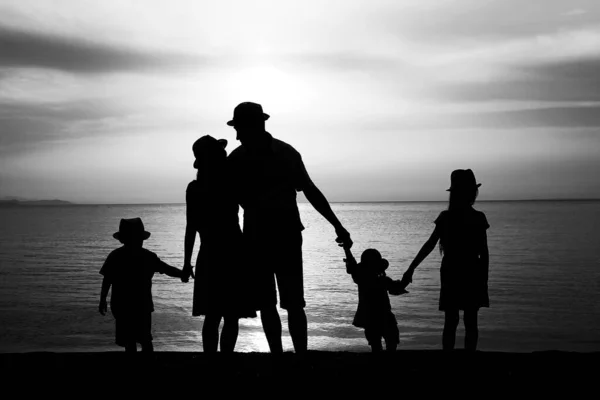 Glückliche Familiensilhouette Bei Sonnenuntergang Meer — Stockfoto