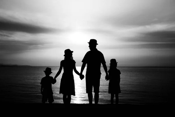 Ευτυχισμένη Οικογενειακή Σιλουέτα Στο Ηλιοβασίλεμα Δίπλα Στη Θάλασσα — Φωτογραφία Αρχείου