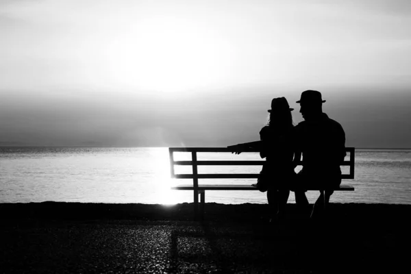 在日落时分 一对快乐的恋人在海滨长椅上的肖像 — 图库照片