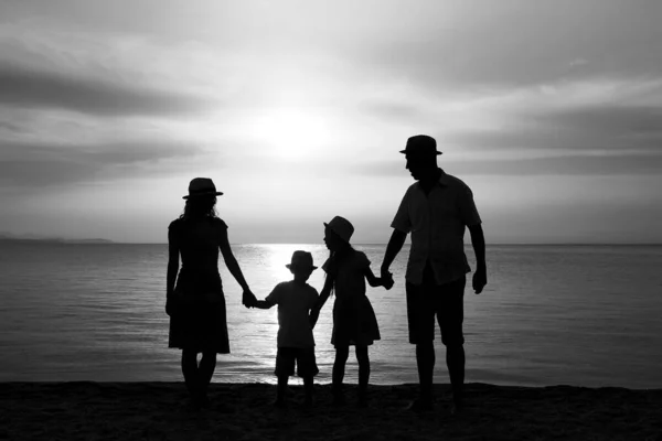 Ευτυχισμένη Οικογενειακή Σιλουέτα Στο Ηλιοβασίλεμα Δίπλα Στη Θάλασσα — Φωτογραφία Αρχείου