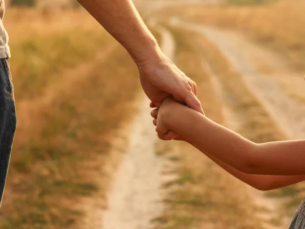 Padre Sostiene Mano Niño Pequeño —  Fotos de Stock